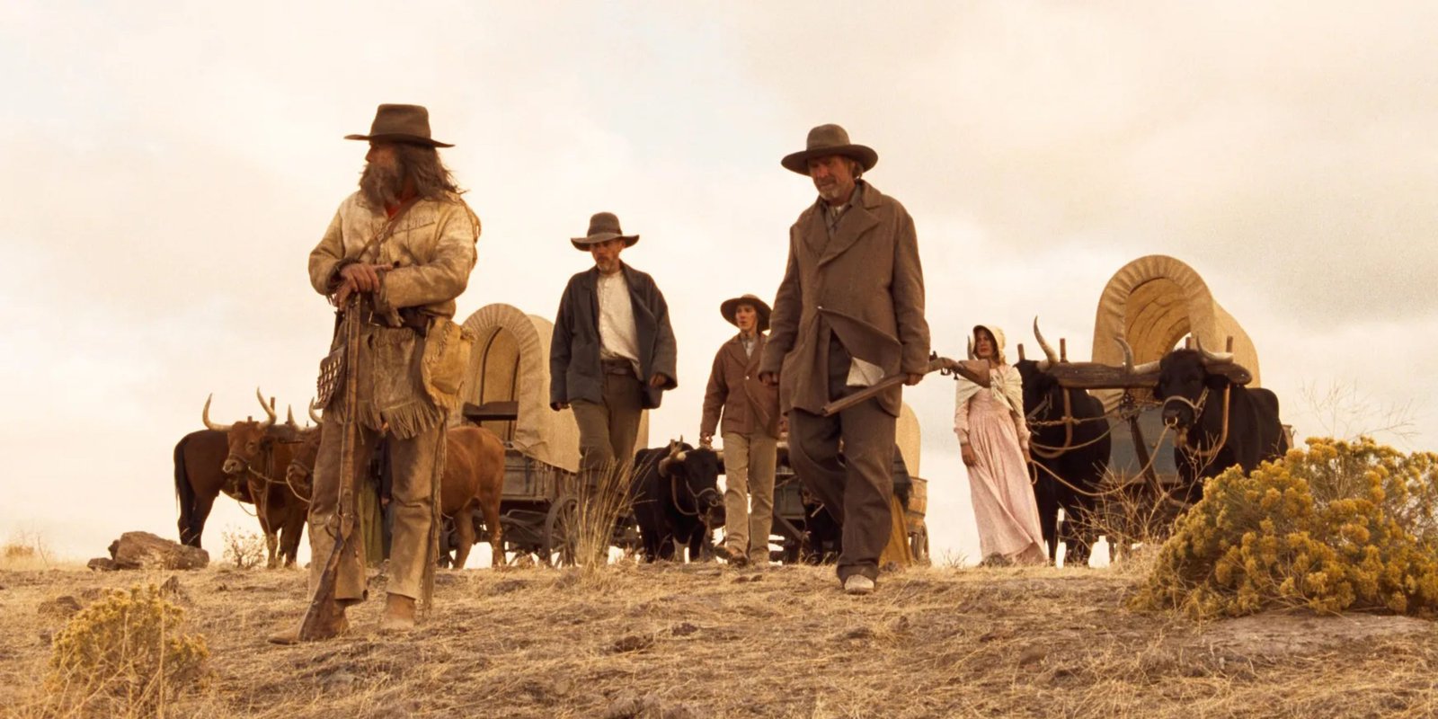 The Best Oregon Trail Movie Already Exists 1 Characters walking over the horizon in Meek's Cutoff
