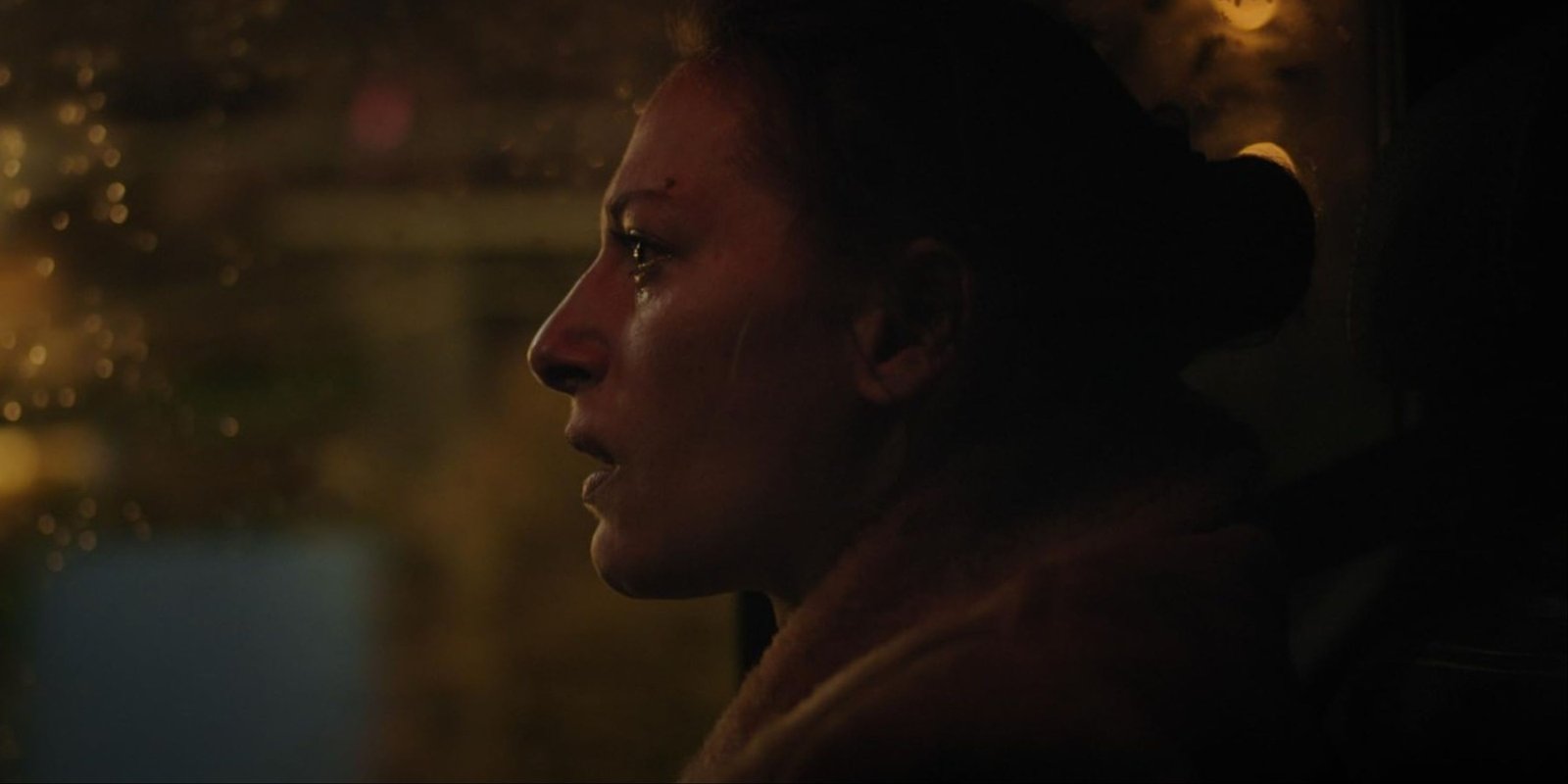 Pia Tjelta's character staring ahead in a car at night in Blindspot (Blindsone).