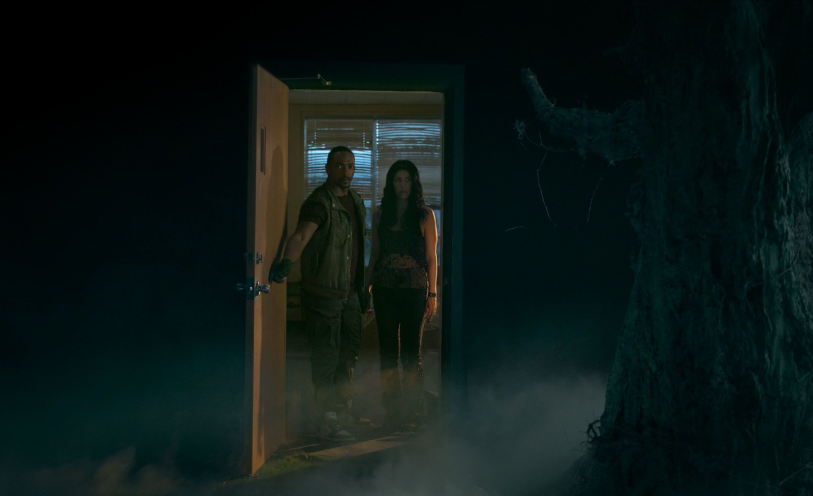 John Doe and Quiet enter a room in Twisted Metal